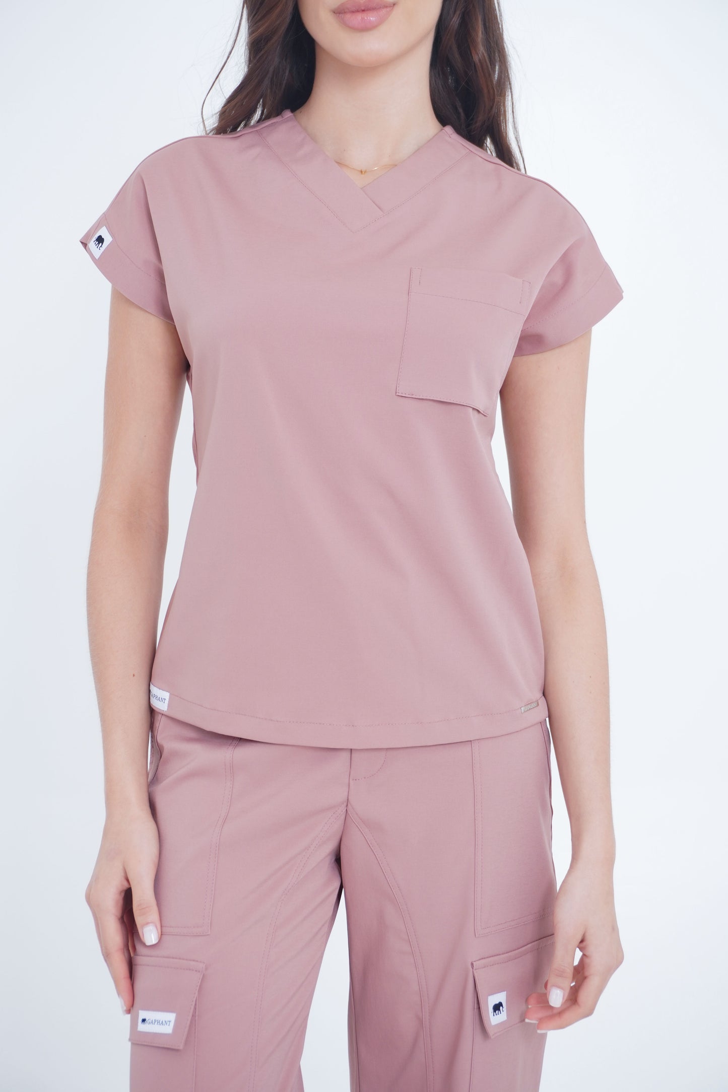 Detalle del cuello en V y bolsillo con solapa de la camisa médica cargo rosa ceniza Gaphant