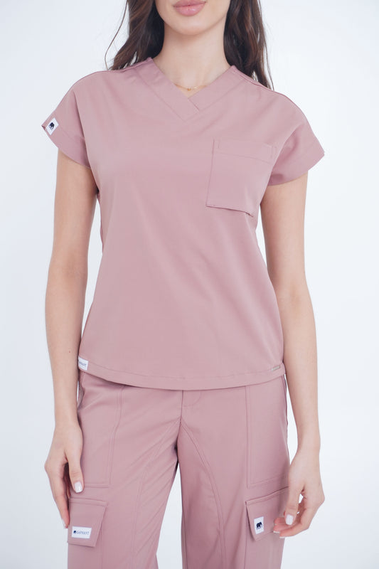 Detalle del cuello en V y bolsillo con solapa de la camisa médica cargo rosa ceniza Gaphant