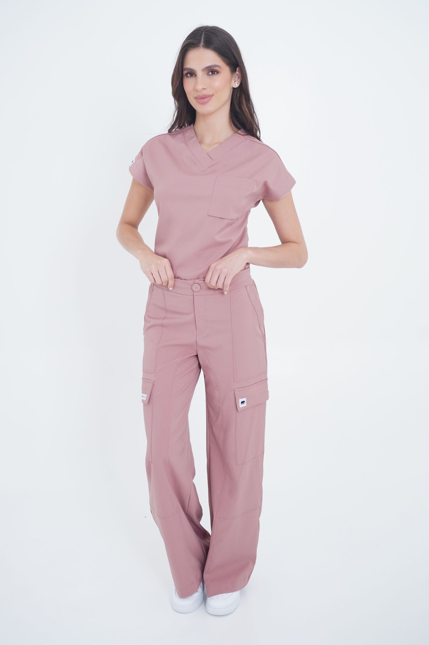 Mujer con pantalón médico cargo rosa ceniza Gaphant — bolsillos cargo y pretina con botón