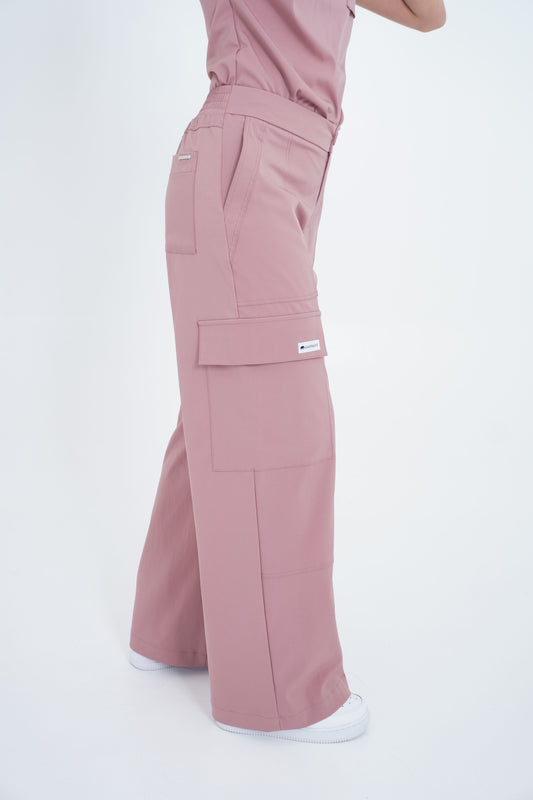 Detalle superior del pantalón médico cargo rosa ceniza Gaphant con bolsillos laterales con solapa