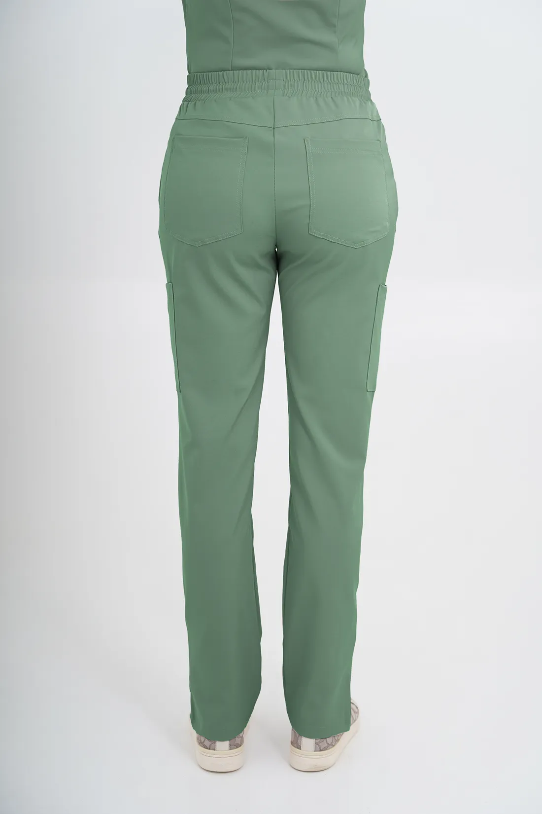 Detalle botones laterales y bota recta pantalón médico verde oliva – Roma Gaphant