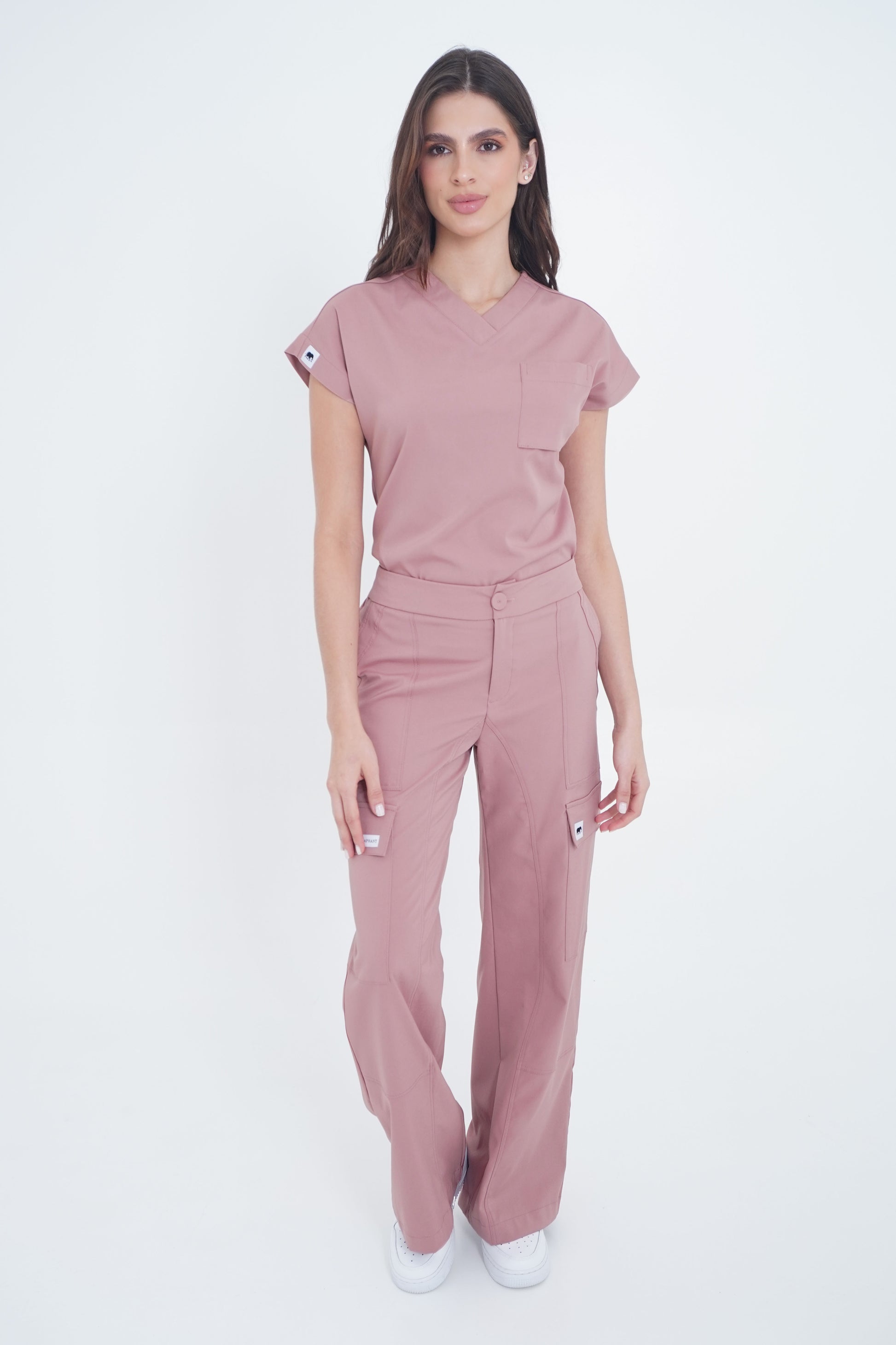 Camisa médica cargo rosa ceniza Gaphant vista frontal — uniforme antifluido para el sector salud