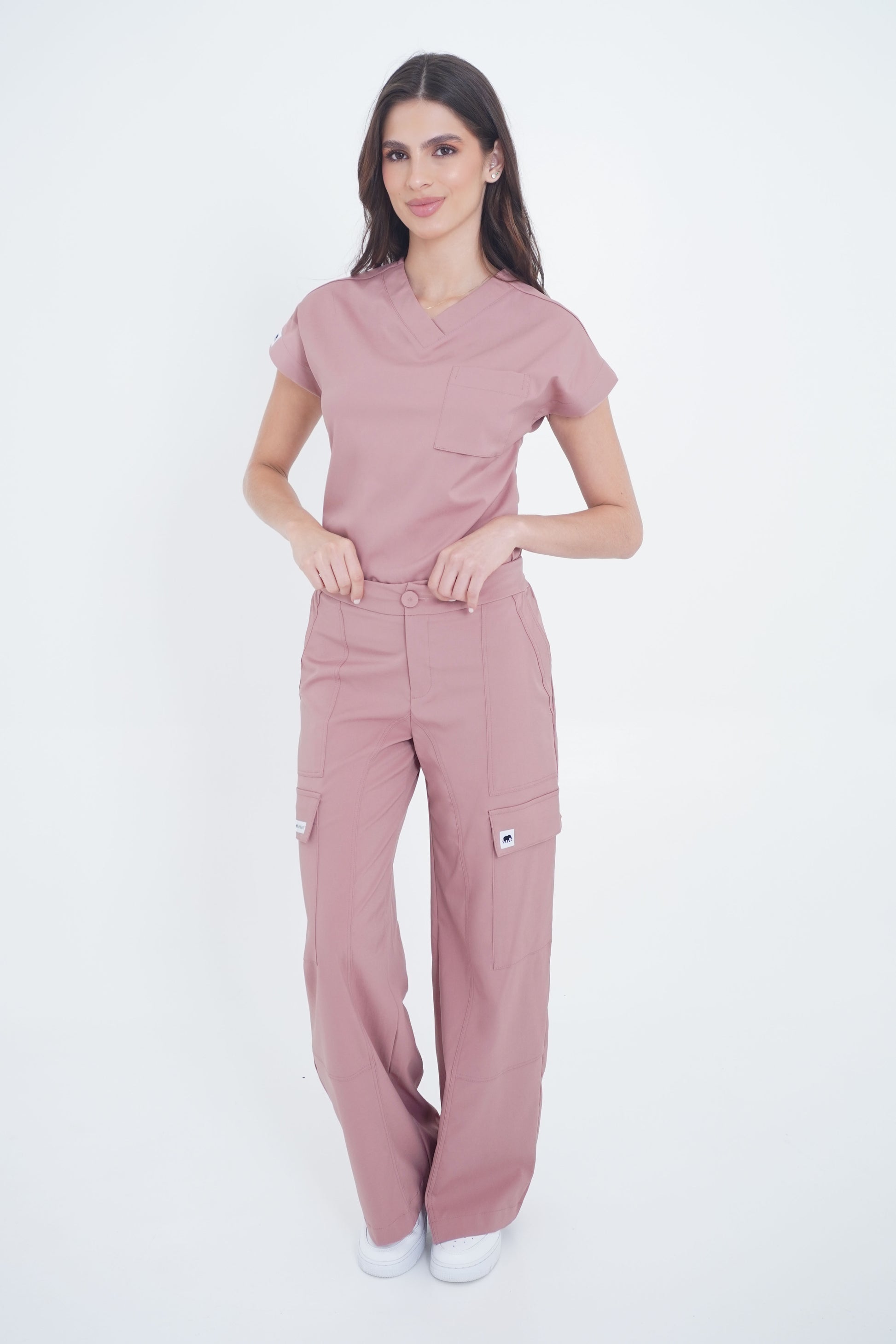 Mujer con camisa médica cargo rosa ceniza Gaphant de manga corta y corte holgado