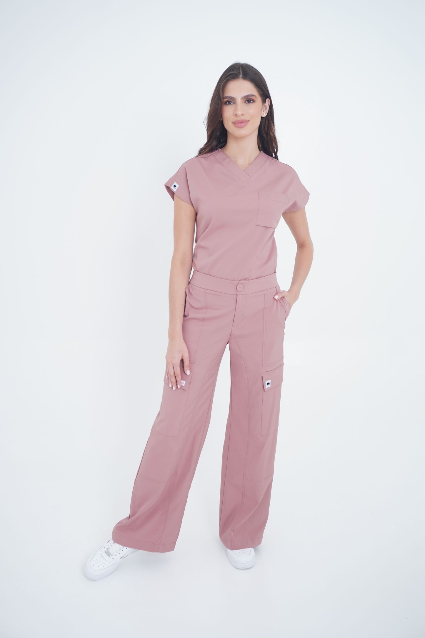 Camisa médica cargo rosa ceniza Gaphant combinada con pantalón cargo del mismo tono
