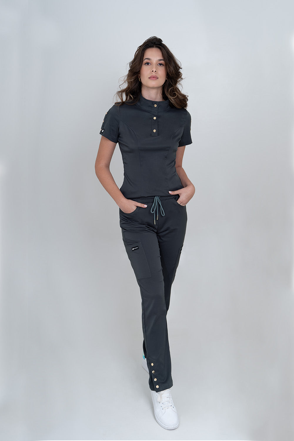 Vista frontal pantalón médico Roma Gris Oscuro – uniforme profesional de salud Gaphant